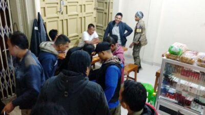 Petugas Gabungan Gerebek Ruko di Bukittinggi, 2 Ember Tuak Diamankan