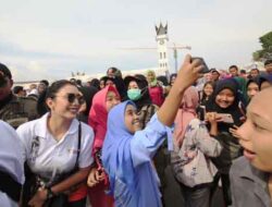 Milenial Berebut Foto Bareng Tyas Mirasih di Jam Gadang