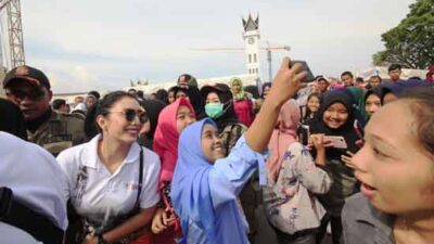 Milenial Berebut Foto Bareng Tyas Mirasih di Jam Gadang