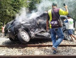 Avanza Remuk Ditabrak Kereta Api