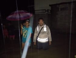 Pasca Banjir Solsel, Polisi Berjibaku Bantu Bersihkan Rumah Warga