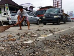 Usai Kebanjiran, Warga Padang Aro Bersihkan Rumah