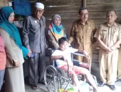 Pengurus Masjid Agung Nurul Falah Bantu Kursi Roda kepada Warga Miskin
