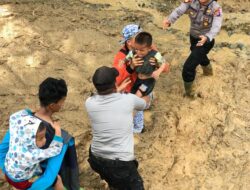 Polres Solsel Evakuasi Korban Galodo