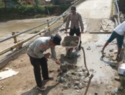 Jajaran Polres Solsel Perbaiki Jembatan Rusak Bersama Masyarakat