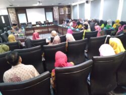Puluhan Guru Honorer Datangi DPRD Sumbar, Ini Tuntutannya