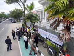 Rumah Dinas Walikota Bukittinggi Dipasangi Spanduk Kaum Guci