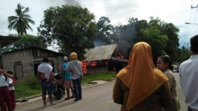 Siang Bolong, Rumah Tukang Ojek di Solok Terbakar
