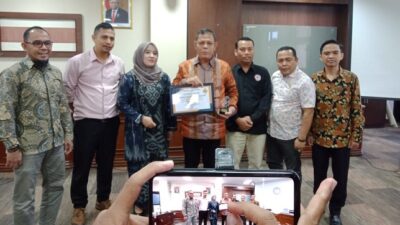 KI dan KPI Antar Langsung Reward ke DPRD Sumbar