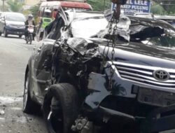 Kendaraan Keluarga Bupati Dharmasraya Kecelakaan