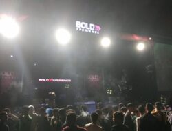 Gerimis, Penonton Tetap Antusias Saksikan Konser Endang Soekamti dan Superman Is Dead