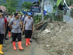 Kapolda Tinjau Banjir di Tanjung Raya