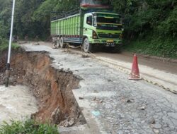 Mengerikan, Jalan Sungai Ipuah Separuhnya Terban