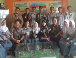 Siswa SMA PGRI 1 Padang Belajar Pemilu ke KPU