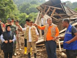 Pemprov Sumbar Serahkan Bantuan Rp653 Juta untuk  Korban Galodo Solsel