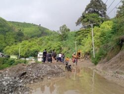 Hujan di Solok, Longsor Sumbat Akses Jalan Padang -Muara Labuh 