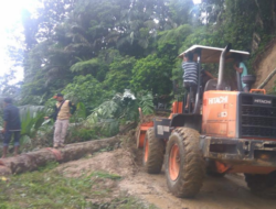 Longsor di Balai Ahad Lubuk Basung, Lalulintas Sempat Terganggu 
