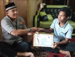 Kapolres Solsel Beri Penghargaan pada Pemuda yang Selamatkan Anak Hanyut
