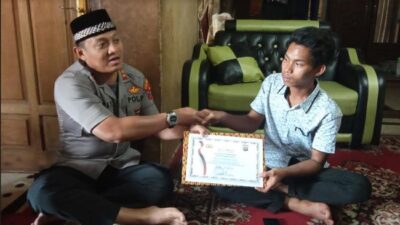 Kapolres Solsel Beri Penghargaan pada Pemuda yang Selamatkan Anak Hanyut