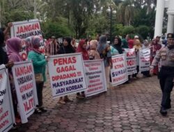 Puluhan Warga Demo Minta Ganti Rugi Rehab Rumah
