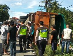 Truk Fuso Rebah Kuda di Simpang Tugu Cupak
