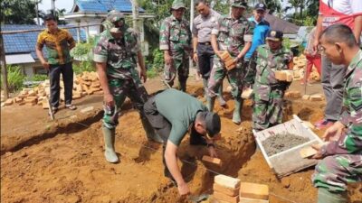 Rumah Keluarga Miskin Dibedah
