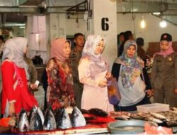 Motivasi Masyarakat, Isteri Walikota Berbelanja di Pasar Padang Panjang