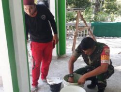 Babinsa Berbaur dengan Masyarakat Membangun Surau