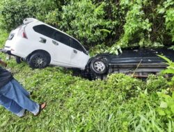 Dua Mobil Masuk Parit, Kecelakaan Kembali Terjadi di Kelok Sikumbang