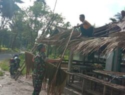 Peduli Rakyat Koramil 07/Pauhkambar Bantu Warga Pasang Atap Rumah