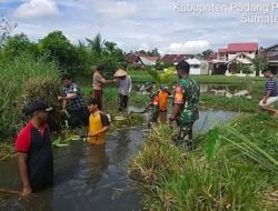 Babinsa Goro bersama Warga Bersihkan Saluran Irigasi