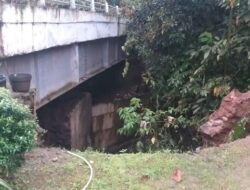 Anak Sungai Mengamuk di Barulak, Jembatan Terancam Ambruk