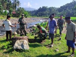 Cegah Banjir, Babinsa Ajak Masyarakat Tanam Pohon