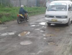 Ruas Jalan Provinsi di Tanah Datar Hancur Parah