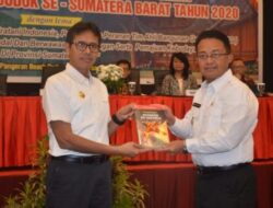 Indra Catri Terima Penghargaan Pembina Terbaik Pengelolaan Dana Desa