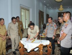 Pemprov Sumbar Serahkan Dana Hibah Pengamanan Pilgub