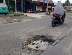 Pekerjaan tak Rapi, Masih Ada Lubang di Jalan Lubuk Basung