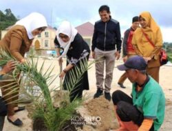 Sumbangan Puji Hastuti Area Masjid Islamic Centre Ditanami Kurma