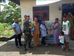 Dinas Sosial Didampingi Babinsa Antarkan Bantuan Korban Tertimpa Pohon