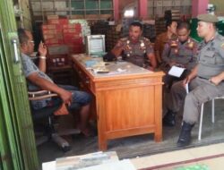 Satpol PP Tertibkan Kedai di Bahu Jalan Tiku