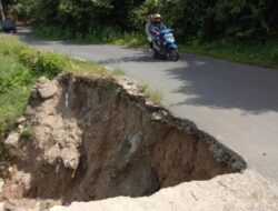 Awas, Bahu Jalan Pemuda Lubuk Basung Longsor!