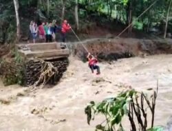 Jembatan Putus, BPBD Drop Makanan Warga Sungai Durian yang Terisolasi