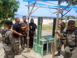 Satpol PP Tertibkan Pedagang di Kawasan Pantai Pariaman