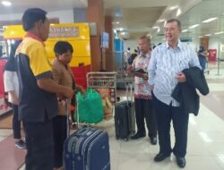 Terenyuh, Nasrul Abit Belikan Tiket Warga yang Ketinggalan Pesawat