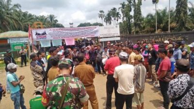 Diduga Lecehkan Ninik Mamak, Warga Asam Jujuhan Segel Gerbang PT TKA