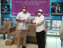 Andre Rosiade Serahkan Masker untuk Paramedis SPH dan M Djamil