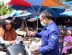 Kader Demokrat dan Relawan Mulyadi Bagi Masker dan Semprot Pasar Raya Padang
