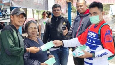 IMI Sumbar Bagikan Masker di Pantai Pariaman