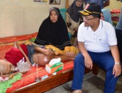 Indra Catri Kunjungi Penderita Kanker Tulang di Lubuk Basung