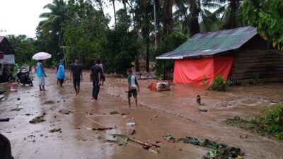Banjir di Sitalang, Enam Rumah Rusak Jembatan Putus